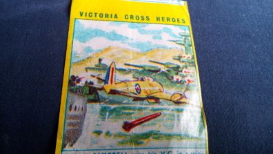 Victoria Cross Heroes Wax Gum Wrapper - Yellow Border.