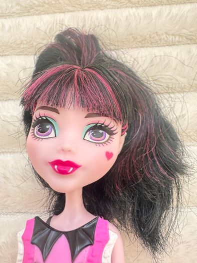 Monster High Draculaura Doll Ghoul to Bat Transformation Fold Out Wings Used Please see photos