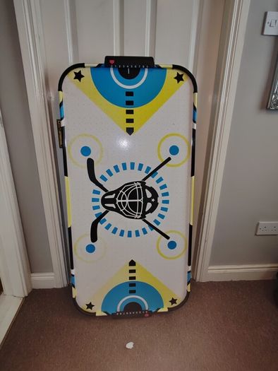 Foldable hockey table