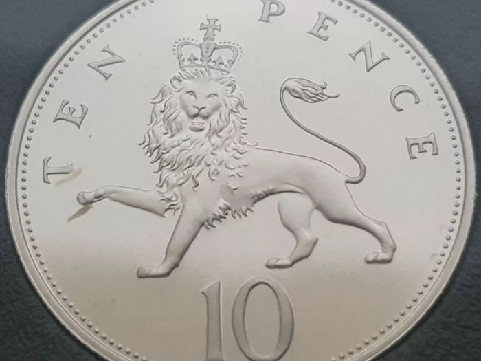 Royal Mint United Kingdom 1987 Proof Coin Collection Red Leather Case Coa