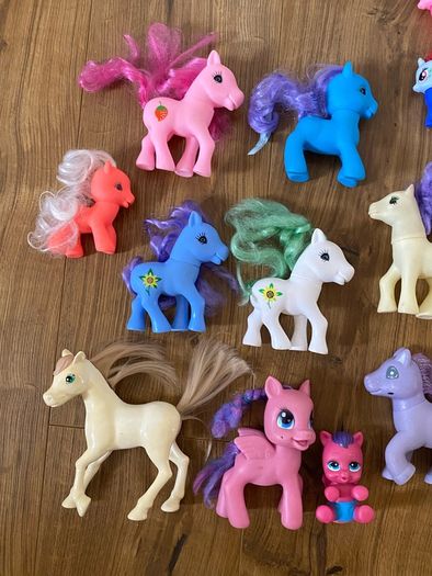 Bundle of 25 Kids Pony Toys / Figures