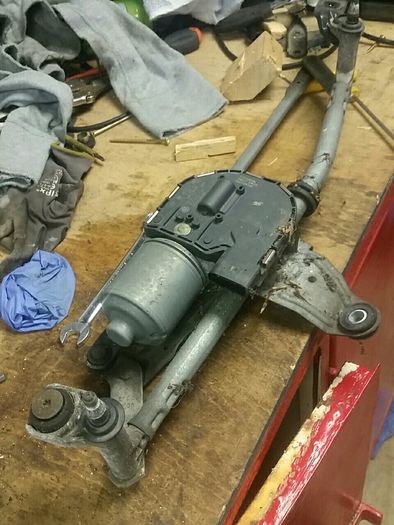 Volkswagen Passat wiper motor linkage
