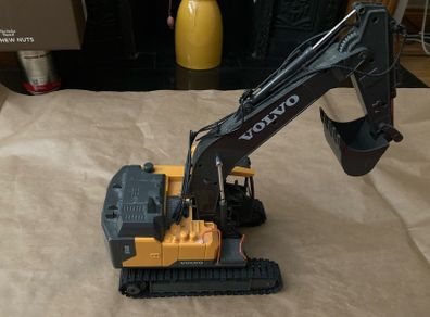 Volvo Remote Control Excavator / Digger (1:16 scale size)