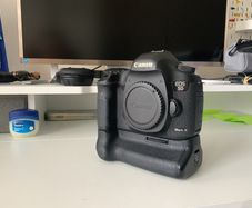 Canon 5D Mark lll  -  Mint condition -   Only 15k Shutter - With Original BG - E11 Grip