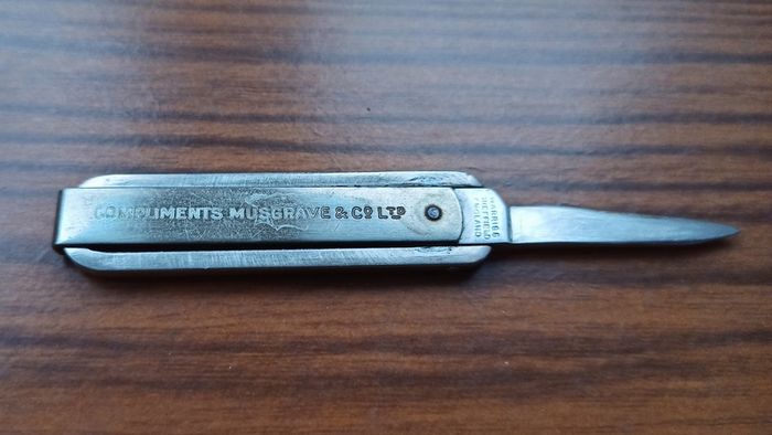 Vintage tri-fold pocket knife features a "COMPLIMENTS MUSGRAVE & CO LTD" engraving made by Warriss Sheffield England