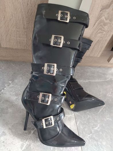 Lacquered black  boots 36