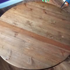 Round dining table