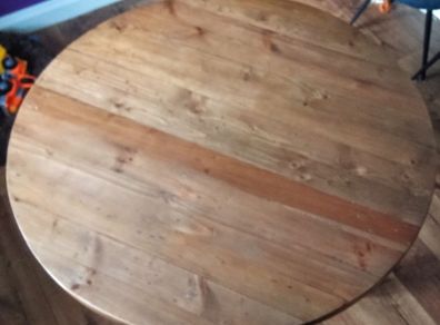 Round dining table