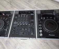 Pioneer DJM-800 mixer and CDJ-1000 players in flight case