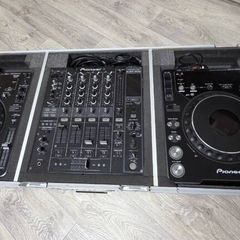 Pioneer DJM-800 mixer and CDJ-1000 players in flight case