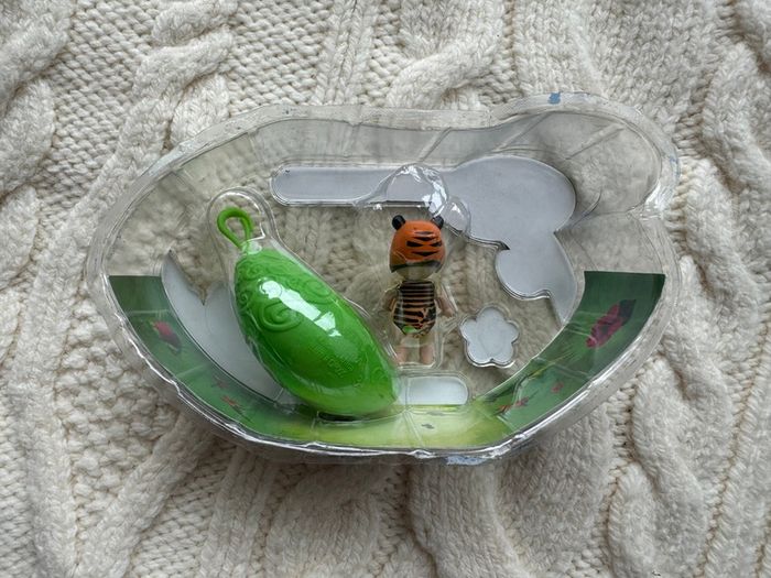 QPeas  Animal Adventures Fun Toy single pack new the box is damaged Please look at the pictures