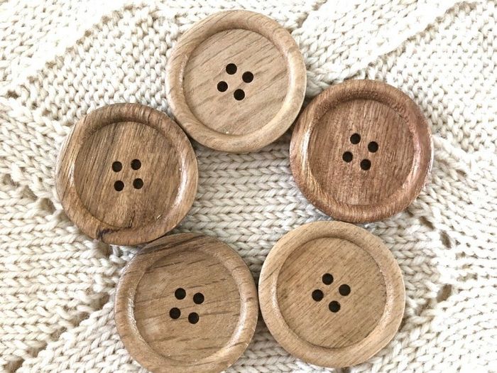 Pack of 5 wooden buttons in natural wood colour