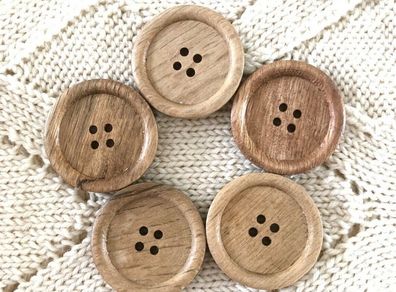 Pack of 5 wooden buttons in natural wood colour