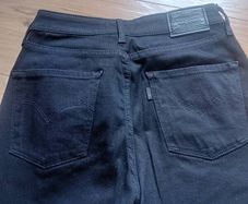 ladies jeans. LEVIS size 28