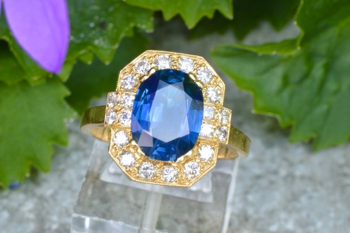 Beautiful Vintage 3.6ct Sapphire & Diamond Ring - 18ct