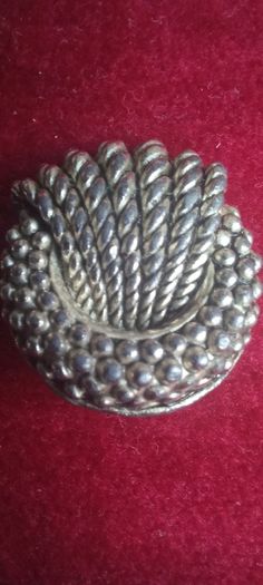 Vintage jewelry is sold individually for 5 to 10 euros