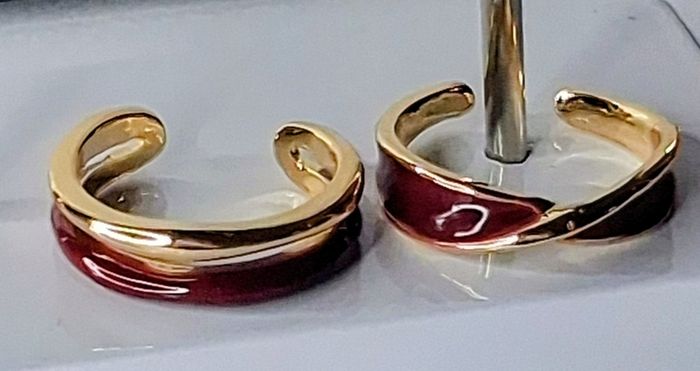 A Pair of Burgundy Oil Drip Rings with Open Ring