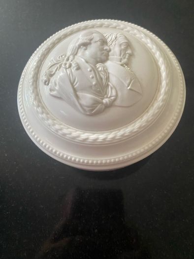 Reduced limited edition Villeroy and Boch Montclair Blanc collection piece