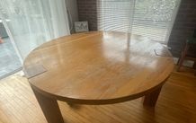 Round dining table