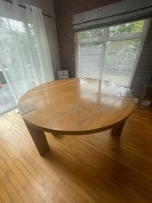 Round dining table