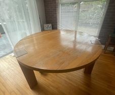 Round dining table