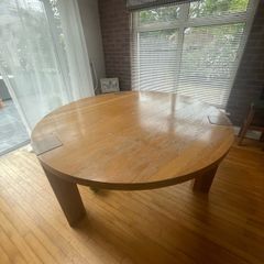 Round dining table