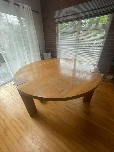 Round dining table