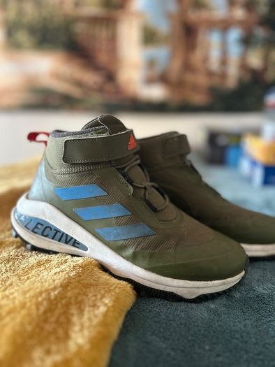 Adidas Boys Boots Size 4,5 UK