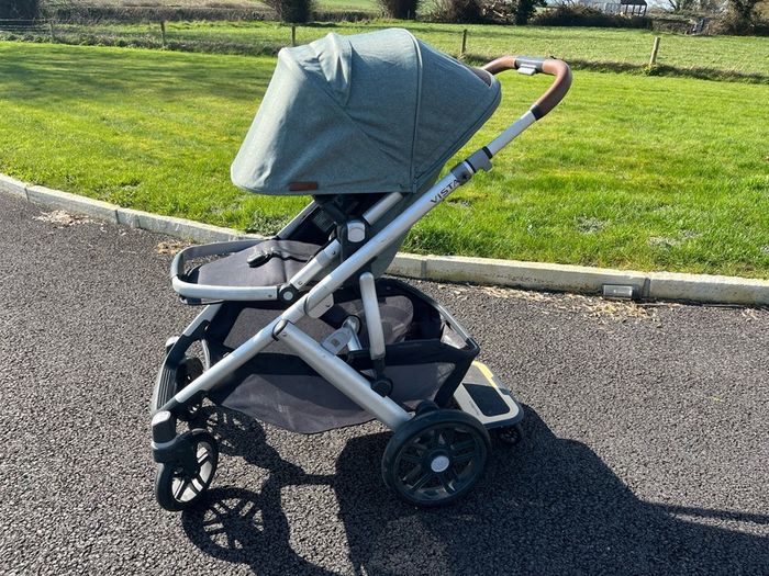 Uppababy Vista V2 Emmett Green with EUR260 accessories
