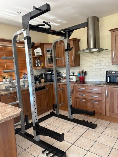 Unbelievable Commercial 450 Kilogram Rated Power Squat Rack Woth 10 X Weight Plate Storage Racks, 2 X Barbell Holders, Chin Up And Resistance Band Points!!!