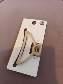Primake hair clip.