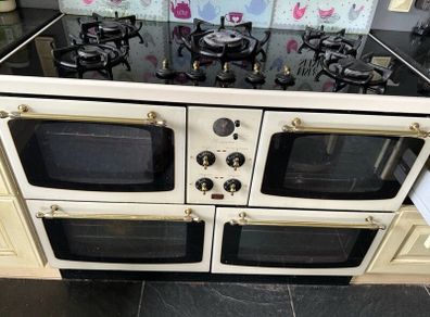 Gas Hob and  Oven Grill. Plate warmer