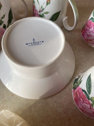 Newbridge Home Rose 5 Unused Mugs & Matching Candle Holdrr