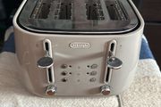 DeLonghi  4 Slice Toaster