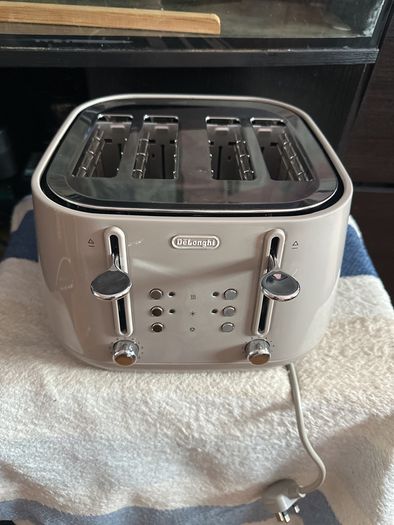 DeLonghi  4 Slice Toaster