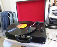 BAUHN Vintage Suitcase Turntable, Model TI-VT-0616, in very good condition