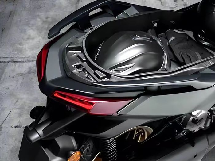 Yamaha X MAX 300 2023 2024 carbon look tail light  fairing cowl