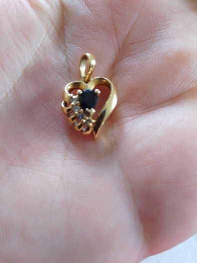18 CT Gold pendant with Natural Sapphire and  diamonds