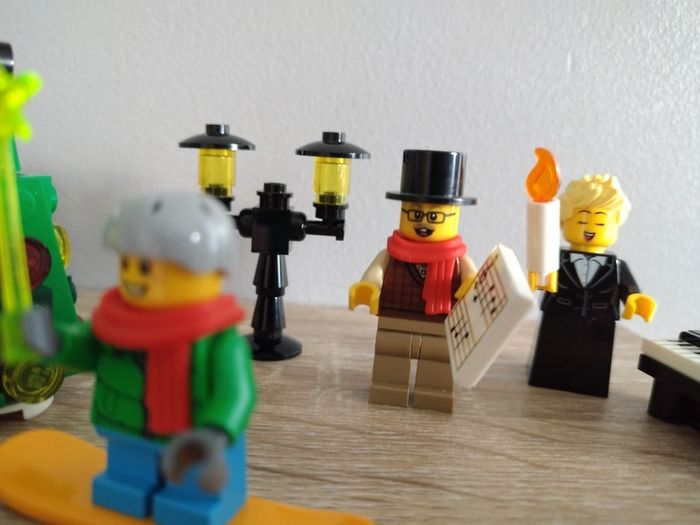 LEGO Winter Village Accessories and Mini Figures Bundle 1
