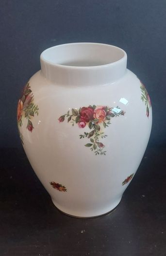 Fabulous Royal Albert "Old Country Roses" Ginger Jar Shaped Vase, an Iconic and Highly Collectable Piece