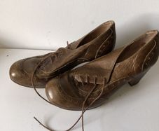 Brown Leather Heeled Oxfords - Size 6 / EU 39