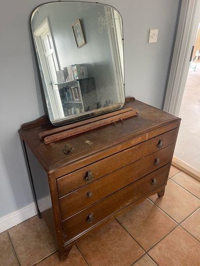 Harris Lebus dresser with mirror. Have spare drawer handle for damaged one.
