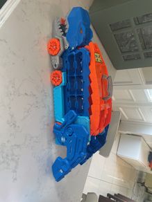 Hot Wheels Dino Truck & Stunt Garage