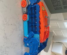 Hot Wheels Dino Truck & Stunt Garage