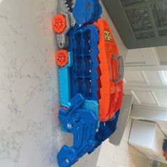 Hot Wheels Dino Truck & Stunt Garage