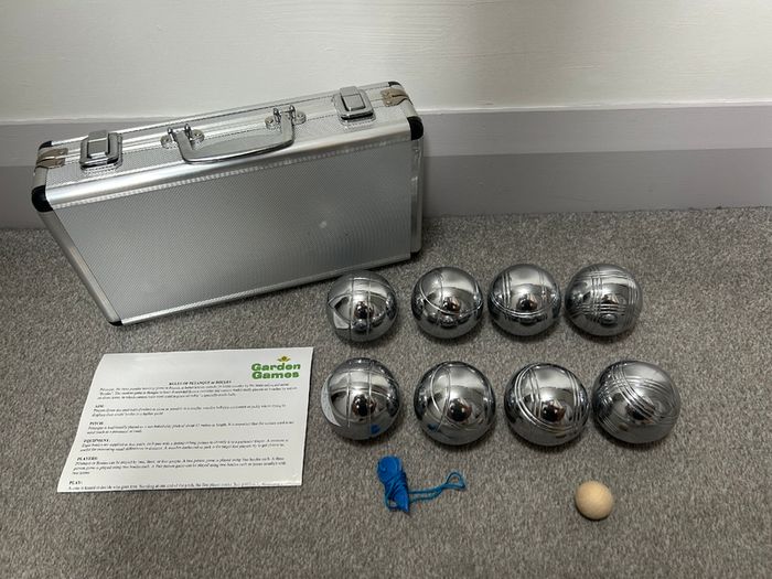 Garden games - Petanque / Boules Set - 8 Metal Boules in Carry Case