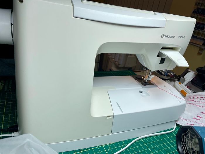 Huskvarna Viking Platinum Plus Sewing/Embroidery Machine - Serviced - Excellent condition - Large throat for those bigger projects