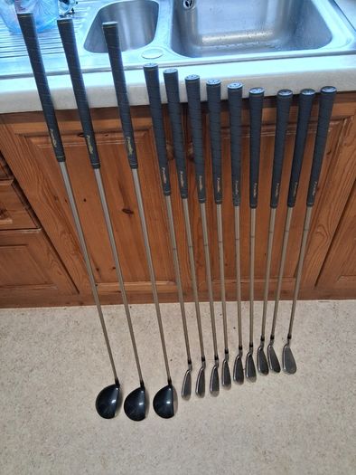 Ladies Golf Clubs. Complete Matching Set Of Ladies Right Handed Graphite Shafted Golf Clubs In Excellent Condition.