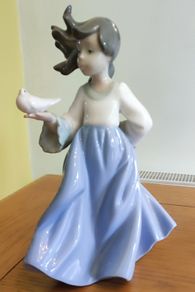 VINTAGE Lladro Nao Porcelain Figurine Girl with Dove