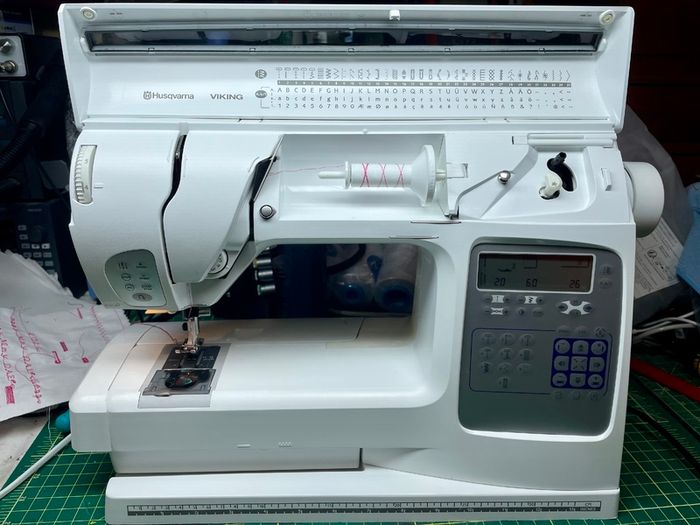 Huskvarna Viking Platinum Plus Sewing/Embroidery Machine - Serviced - Excellent condition - Large throat for those bigger projects